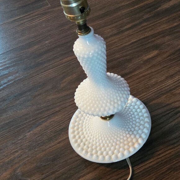 Vintage "UNDERWRITERS LABORATORIES" Milk Glass Hobnail Lamp IT WORKS! - Picture 1 of 8